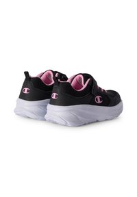 Scarpe sportive nere con accenti rosa, dotate di tomaia in mesh, cinturino in Velcro e suola bianca spessa. Logo visibile sul tallone.