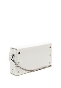 Borsa a tracolla in ecopelle bianca con forma rettangolare, tracolla in catena argentata e borchie decorative in metallo. Texture liscia con un design minimalista.