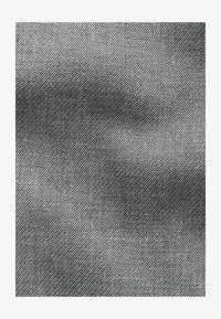 Telaje gris texturizado con un patrón tejido, presentando una fina textura geométrica y un color uniforme en toda su extensión.