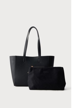 Svart läder toteväska med två handtag och en mindre svart zip-försedd necessär framtill, båda med diskret präglad märkning.