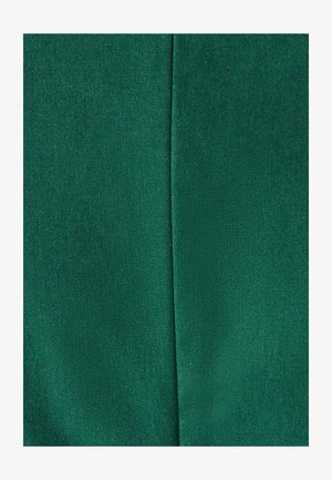 Zelena tkanina s gladko teksturo in subtilnim leskom. Površina prikazuje tkan vzorec, ki vključuje gubo ali šiv.