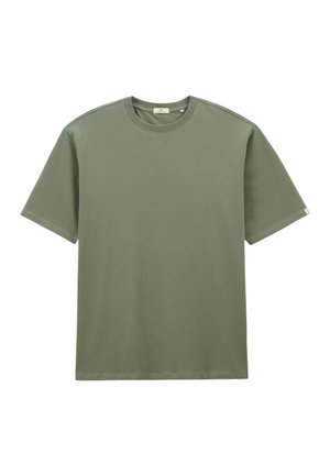 T-shirt à col rond à manches courtes, de couleur olive unie, avec une petite étiquette sur la manche gauche, sur fond blanc.
