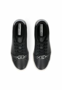 Sneaker in pelle nera con un dettaglio di catena argentata sulla parte superiore, dotate di lacci neri, una suola bianca a contrasto e un'etichetta con marchio.
