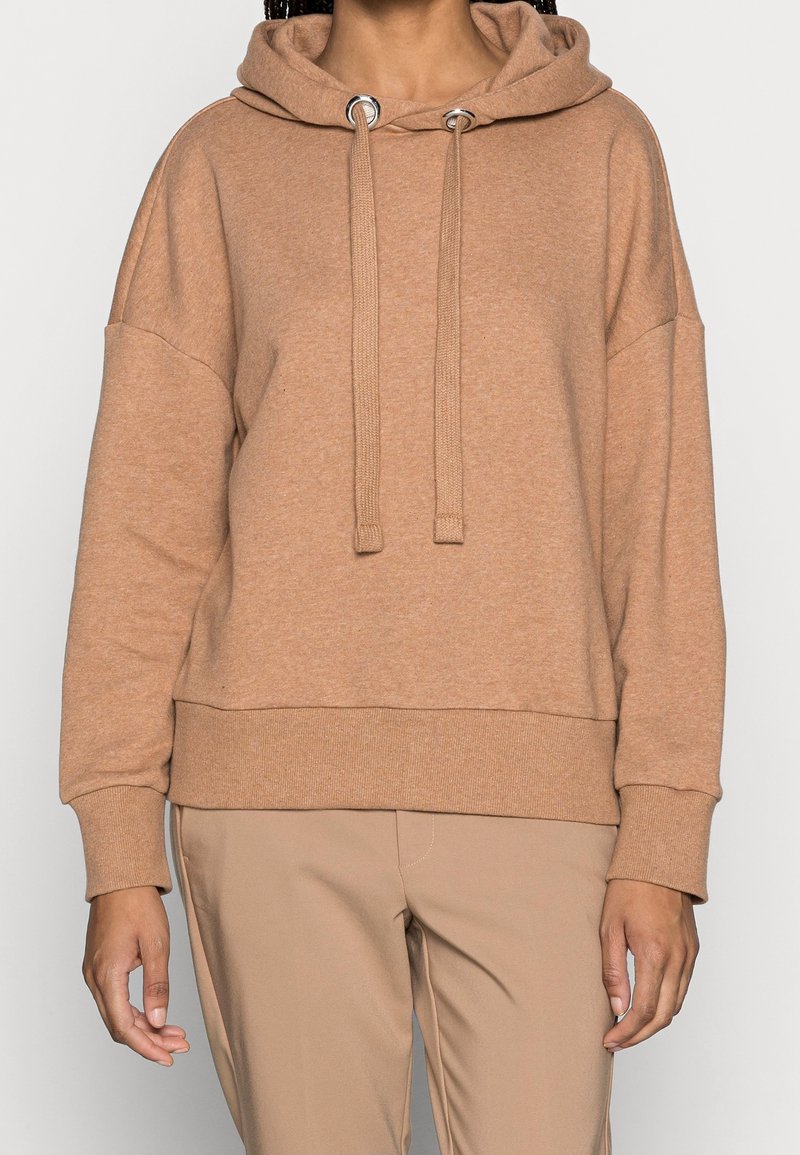 Sudadera marrón con capucha y cordones, gran bolsillo frontal tipo canguro, puños y bajo acanalados. Tejido suave y texturizado, con un corte relajado.