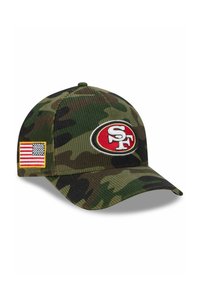 Tarnkappen-Basketballmütze mit einem roten und weißen San Francisco 49ers-Logo, Cord-Textur und einem Aufnäher mit der amerikanischen Flagge an der Seite.