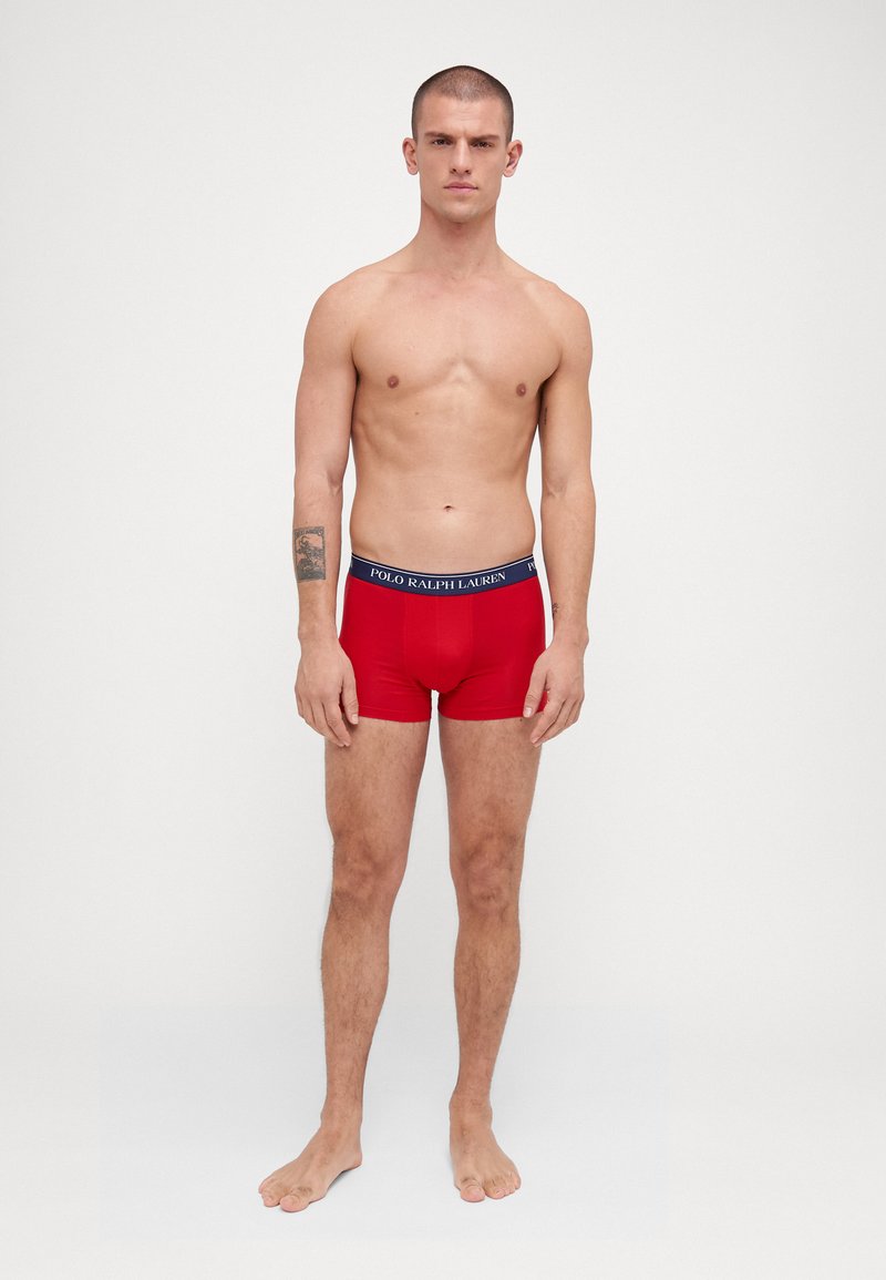 Punaiset puuvillabokserit, joissa on tummansininen elastinen vyötärö, jossa on "POLO RALPH LAUREN" -logo, suunniteltu mukavuutta ja istuvuutta varten.