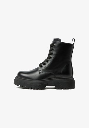 Bottines noires en cuir avec un bout rond, un design à lacets marqué, une semelle en caoutchouc épaisse et une languette au talon pour un enfilage facile.