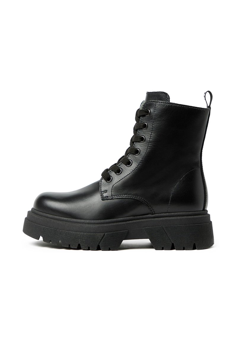 Zwarte leren enkelboots met een ronde neus, opvallend vetersluiting ontwerp, dikke rubberen zool en een lus aan de hiel voor gemakkelijk aantrekken.