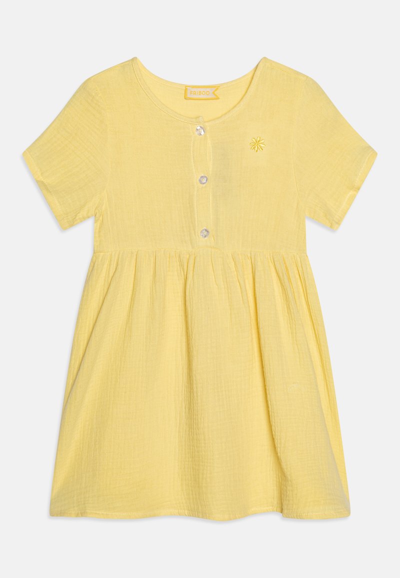 Abito giallo a maniche corte realizzato in un tessuto leggero, con gonna arricciata, chiusura con bottoni sul davanti e un piccolo design ricamato sul petto.