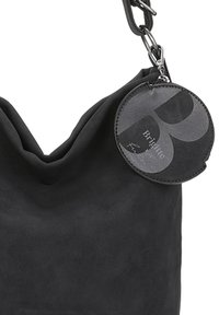 Zachte zwarte stoffen tas met een afneembare ronde leren muntzak, bevestigd aan een metalen kettingstrap.
