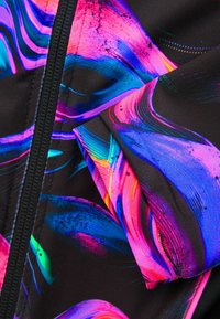 Bunte, mit Reißverschluss versehene Stoffoberfläche mit wirbelnden Mustern in Pink, Blau und Grün auf schwarzem Hintergrund; strukturierte Oberfläche mit lebhaften Akzenten.