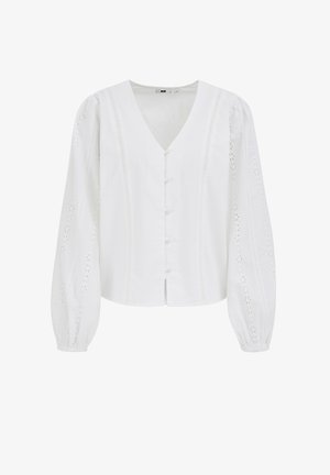 Blouse blanche à col en V avec fermeture à boutons. Manches longues bouffantes ornées de broderies ajourées. Tissu en coton lisse.