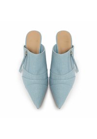 Mule in denim leggero con punta affusolata, di colore blu chiaro, caratterizzati da una cucitura pronunciata e cerniera laterale. Texture liscia e design con schienale aperto.