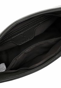 Interno della clutch in pelle nera con tasca con zip, fodera liscia e slot per carte, con una sottile texture e dettagli di cucitura.