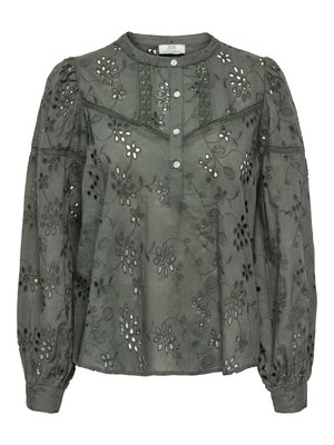 Blouse boutonnée vert olive en tissu brodé, avec des découpes florales, des manches longues bouffantes et des accents en dentelle le long de l'encolure.