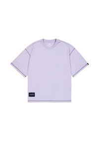 Tricou violet cu mânecă scurtă, cu guler rotund, tăiere dreaptă, cusături contrastante și o etichetă neagră pe lateral cu inscriptionarea "EDIȚIE DE STUDIU".