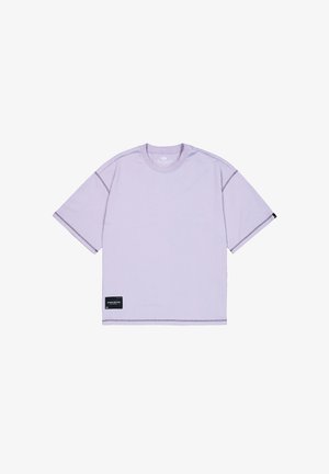 Lila Kurzarm-T-Shirt mit Rundhalsausschnitt, geradem Schnitt, kontrastierenden Nähten und einem schwarzen Etikett mit "STUDIO EDITION" an der Seite.