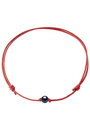 Collier en cordon tressé rouge avec une perle ronde foncée au centre, doté de nœuds coulissants ajustables pour personnaliser la taille.