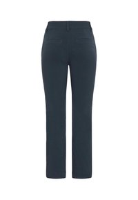 Pantalones rectos de color azul oscuro con una textura suave, que cuentan con dos bolsillos traseros y un diseño de cinturilla estándar.