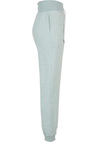 Ljusgrå sweatpants med ribbad midja, dragsko och två sidofickor. Avsmalnande ben med avslut vid anklarna. Mjuk blandning av bomullsmaterial.