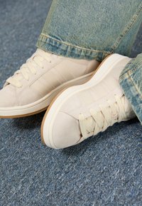CAMPUS 00S UNISEX - Sneakers - alumina/off white/gum