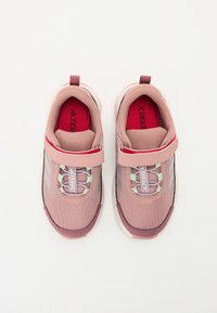 Bottines en maille rose avec une sangle Velcro, dotées d'accents gris et menthe, d'une forme de bout arrondi et d'un intérieur rembourré rouge.
