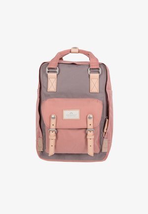 Sac à dos en tissu rose et gris avec un rabat avant, une fermeture à double boucle, des poignées rembourrées et un patch d'étiquette. Il dispose de bretelles réglables.
