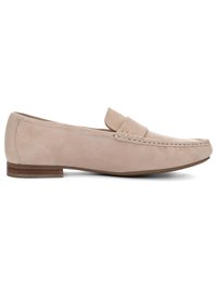 Beige ruskindsloafers med påsyede detaljer, lav træhæl og rundet tå.