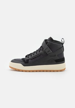 Schwarzer Textil- und Leder-Hochschuh mit Klettverschluss, weißer Zwischensohle und outsole aus Gummirubber; verfügt über einen gepolsterten Kragen und Zunge.