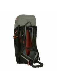 Sac à dos de randonnée vert foncé et gris avec des sangles rembourrées, des détails orange, un dos en mesh, une fermeture zippée sur le dessus et plusieurs points d'attache.