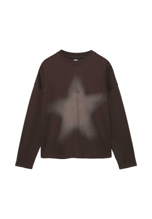 Temno rjava majica z dolgimi rokavi iz rebrastega pletenega materiala, z veliko zbledelo belo zvezdo na sprednji strani, z okroglim izrezom in sproščenim krojem.