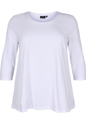 Witte, loszittende T-shirt met een ronde halslijn en driekwart mouwen, gemaakt van zacht katoen met een gladde textuur.