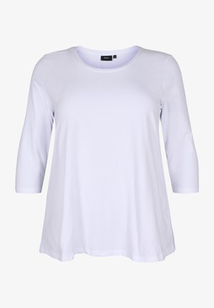 Balts, brīvi pieguļošs T-krekls ar apaļu kakla izgriezumu un trīs ceturtdaļu piedurknēm, izgatavots no mīkstas kokvilnas auduma ar gludu tekstūru.