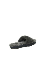 Pantofole scivolate in finta pelliccia grigia con una parte superiore morbida e soffice e una suola in gomma nera testurizzata. Design aperto sulla punta per una facile vestibilità.