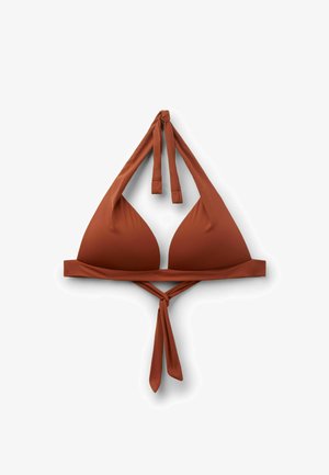 Driehoekige bruine bikinitop met halternek en striksluiting aan de achterkant, platliggend op een witte achtergrond.