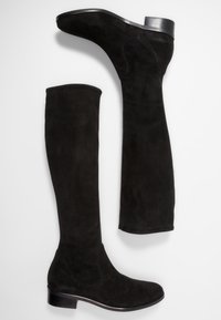 Bottes en daim noir montantes au-dessus du genou avec un bout arrondi et un petit talon carré. Texture lisse et coutures minimales.
