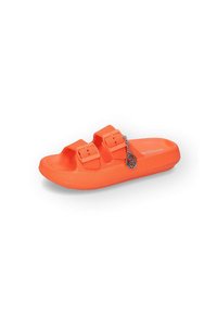 Orange Slide-Sandale aus strukturiertem Gummi, mit zwei verstellbaren Riemen und einem kleinen dekorativen Charm.