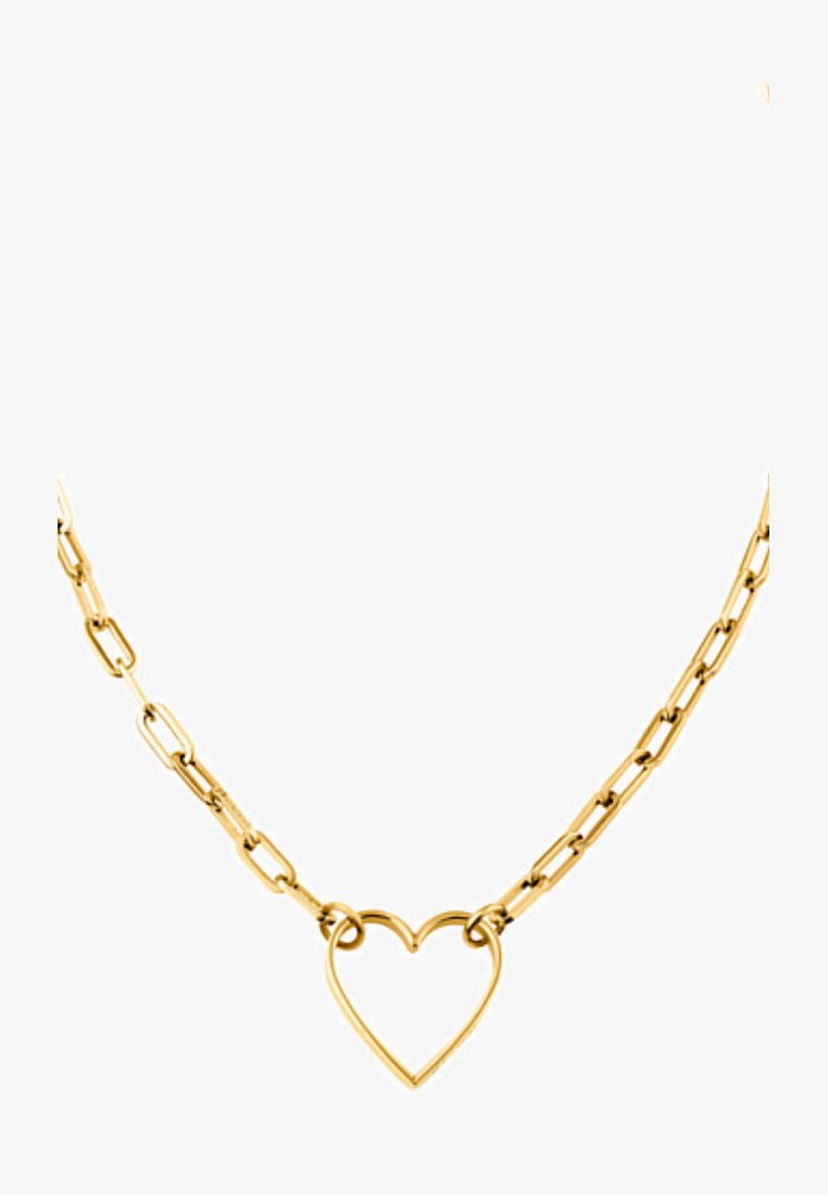 Collana in oro con maglie allungate e un pendente a forma di cuore cavo. Texture liscia, finitura lucida e design minimalista.