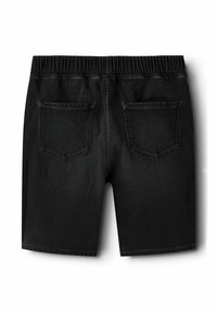 Juodi džinsiniai šortai su elastinga juosmens juosta, turintys dvi kišenes gale ir lygų, truputį tekstūruotą audinį.
