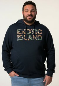 Felpa navy in tessuto morbido con tasca frontale. Il testo "EXOTIC ISLAND" presenta un motivo tropicale colorato.