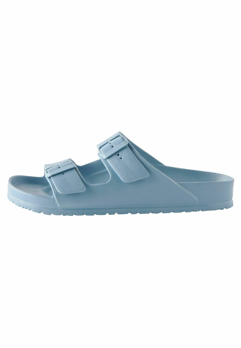 Sandale slide bleu clair à bout ouvert avec deux brides réglables à boucle et semelle texturée sur fond blanc.