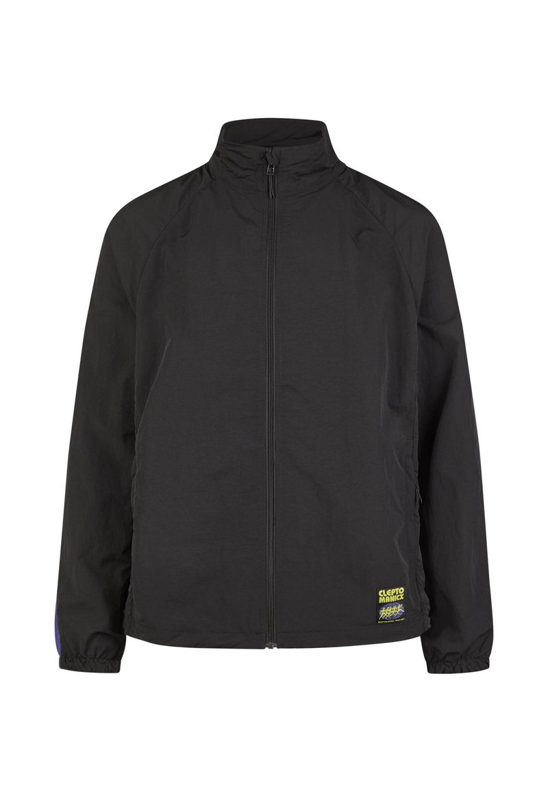 Schwarze leichte Jacke mit Reißverschluss, hohem Kragen, elastischen Bündchen und kleinem gelben Logo-Detail auf der linken Seite.