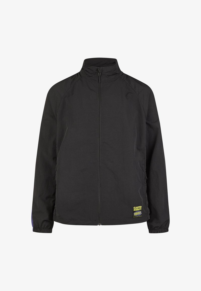 Schwarze leichte Jacke mit Reißverschluss, hohem Kragen, elastischen Bündchen und kleinem gelben Logo-Detail auf der linken Seite.