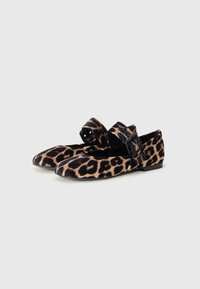 Ballerines imprimé léopard en tissu doux, avec un bout arrondi, une sangle ajustable avec boucle et une semelle plate basse.