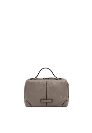 Pequeño neceser rectangular de cuero taupe con asa superior, cremallera doble y etiqueta de marca visible en el centro frontal.