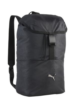 Sac à dos noir Puma avec rabat et fermeture à boucle, bretelles réglables et motifs embossés subtils. Logo Puma sur la poche avant.