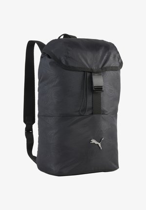 Schwarzer Puma Rucksack mit Klappe und Schnallenverschluss, verstellbaren Schultergurten und dezenten geprägten Mustern. Puma-Logo auf der Vordertasche.