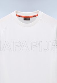 Biela bavlnená tričko s raglánovými rukávmi, s vyšitým logom "NAPAPIJRI" v šedé farbe na prednej strane. Hladký okrúhly golier s oranžovými akcentmi.