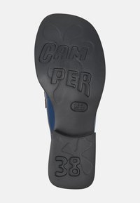 Suola di scarpa in gomma nera con la scritta e il disegno in rilievo "CAM PER", indicazione della taglia "38", texture liscia e tacco arrotondato.