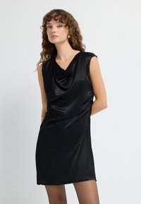 Vestido de satén negro con escote drapeado y mangas cortas, que presenta una textura suave y una silueta ajustada. Sin patrones ni acentos visibles.